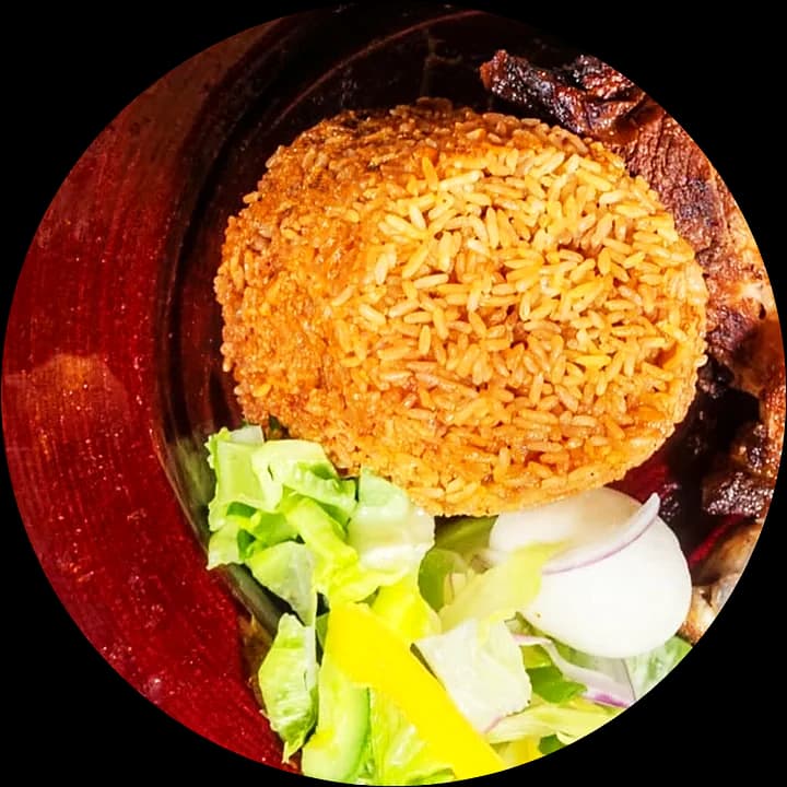 Jollof rice with chicken and salad, from above
